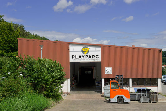 Die Produktionshalle von Playparc mit blauem Himmel