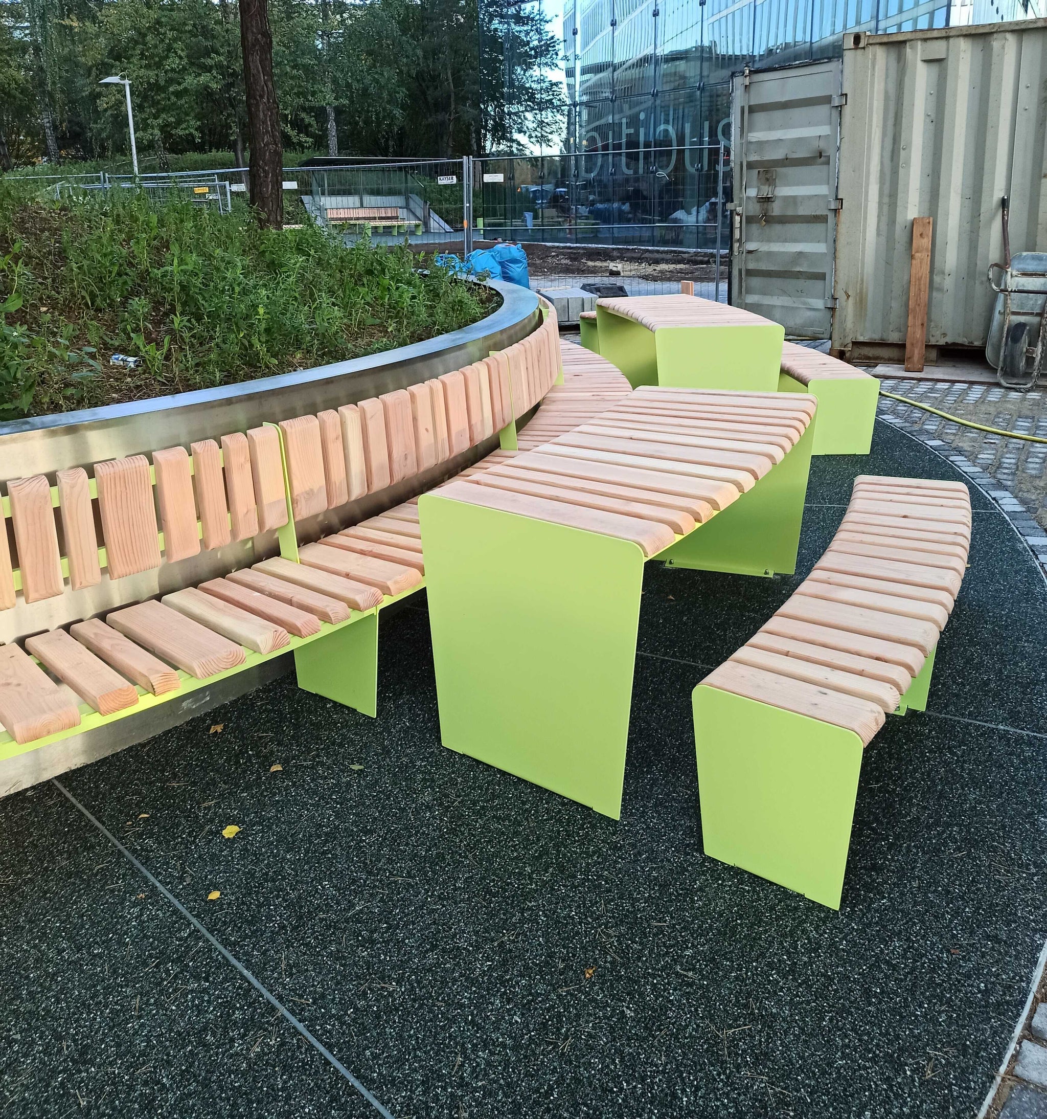 Rundbank mit Beet in der Mitte in München