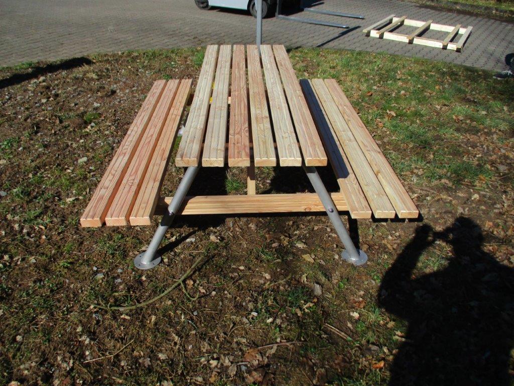 Klassische Picknickbank aus Holz und Metall für Parks und Spielplätze