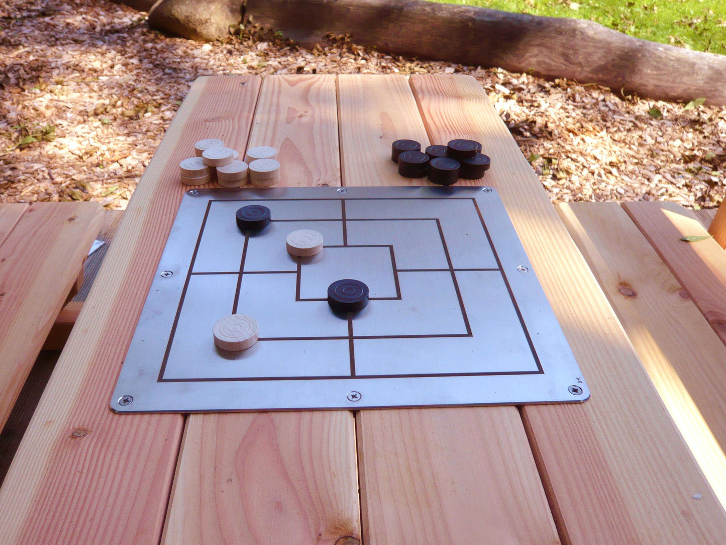 Outdoor Spieltisch Mühle mit Spielsteinen