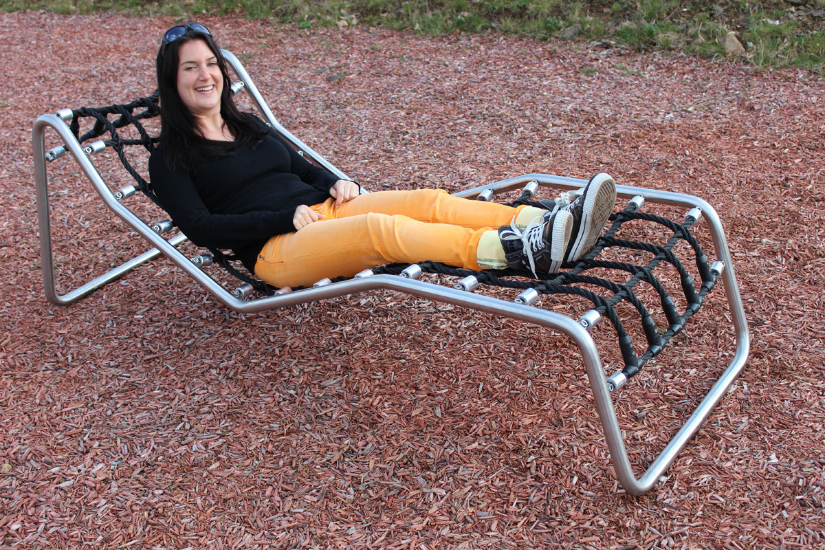 Liege Schlendrian mit Netz und Edelstahlgerüst für den Spielplatz