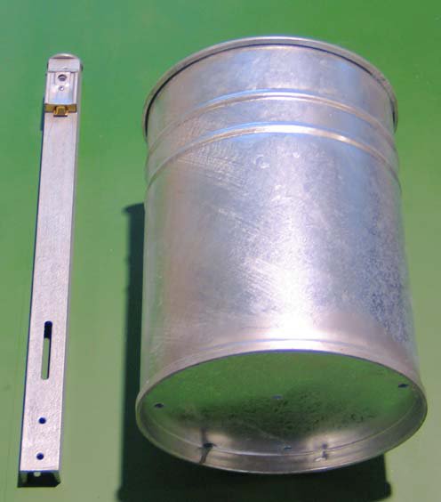 Silberne runde Mülltonne für den Spielplatz und die Straße