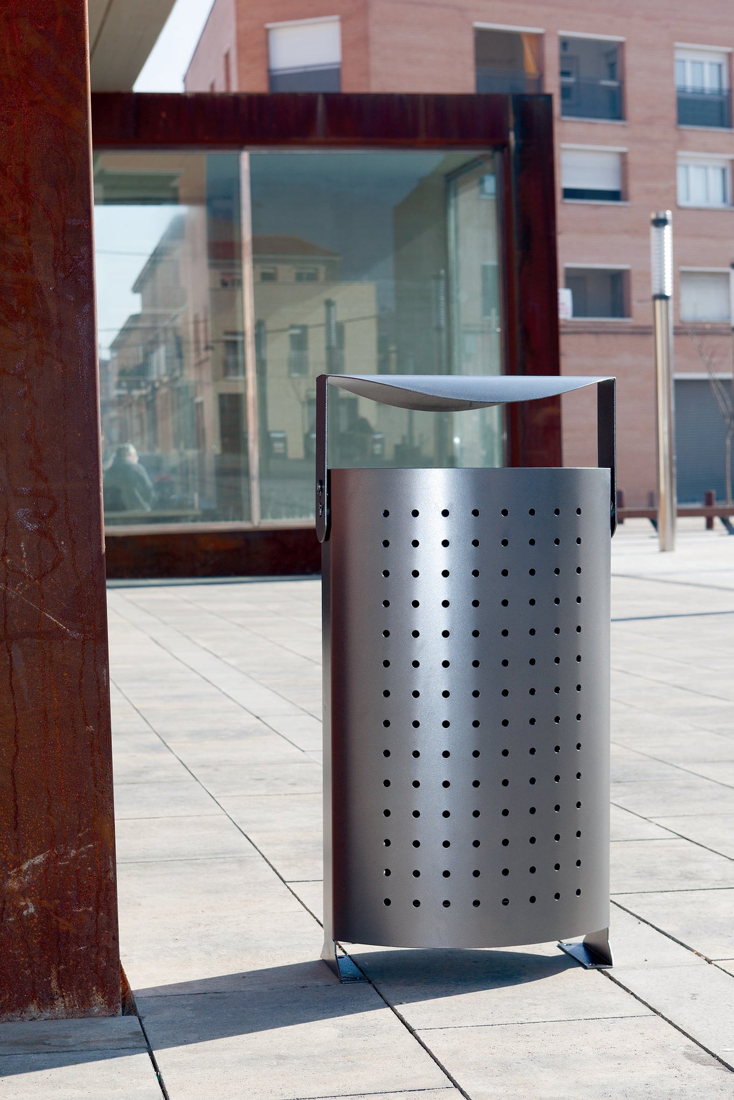 Silberne moderne Mülltonne mit 80L Fassungsvermögen Papelera 2