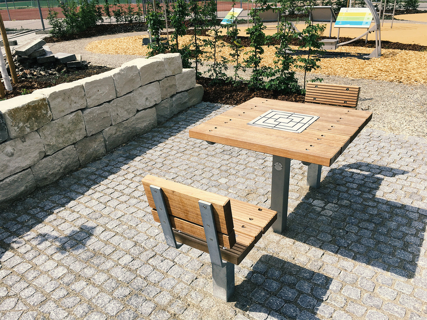 Spieltisch mit Mühlfeld auf einem Spielplatz
