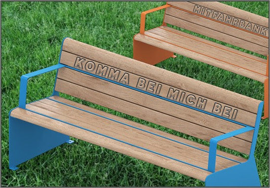 Parkbank mit eingravierter Schrift