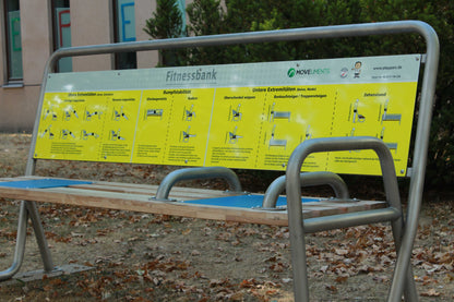 Moderne Fitnessbank in einem Park - URBANPARC