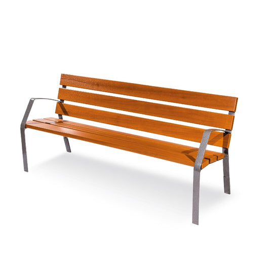 Klassische und schlichte Parkbank aus braunem Holz mit silbernen Armlehnen und Standfüßen