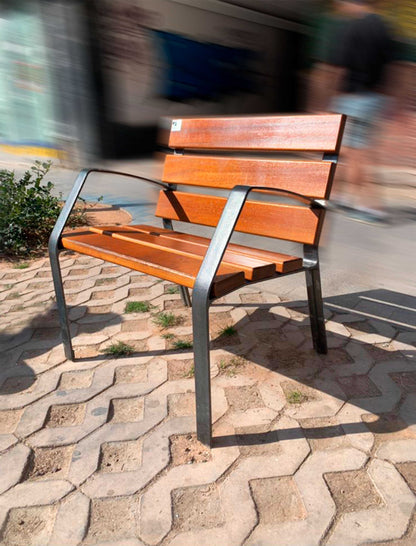Schlichter Stuhl aus braunem Holz mit grauen Metallfüßen für Städte und Parks mit verschwommenem Hintergrund