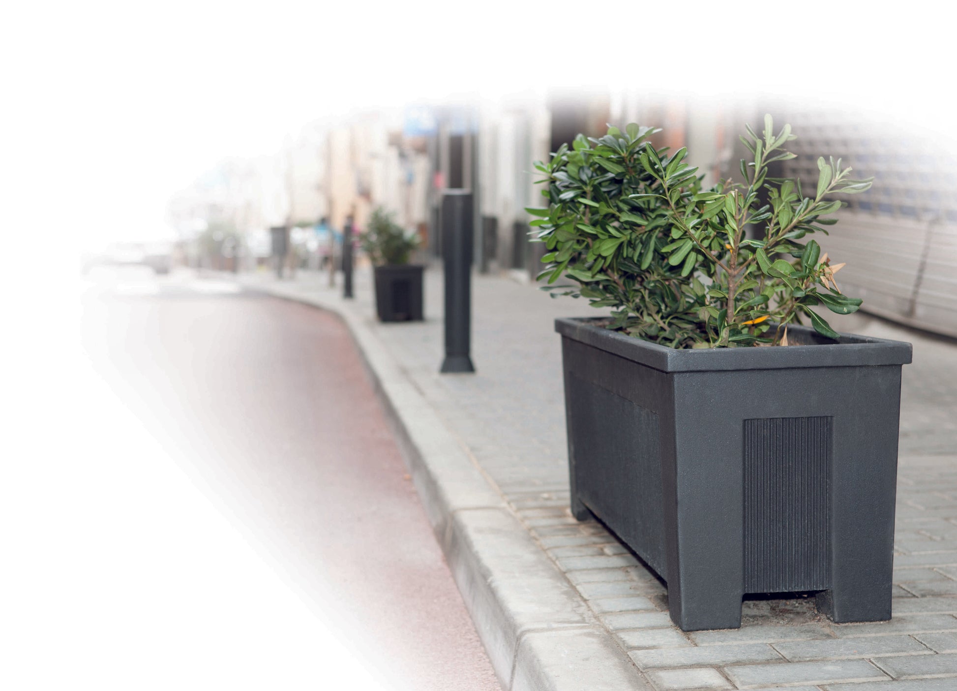 Blumenkasten in Gussausführung PLANTA 9 am Straßenrand