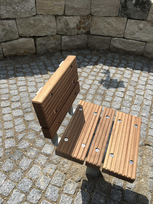 Sitzhocker für den Spielplatz mit Lehne