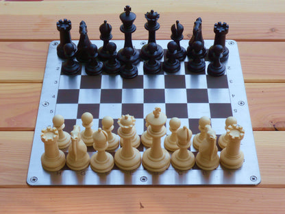 Schachfeld mit Figuren für Draußen