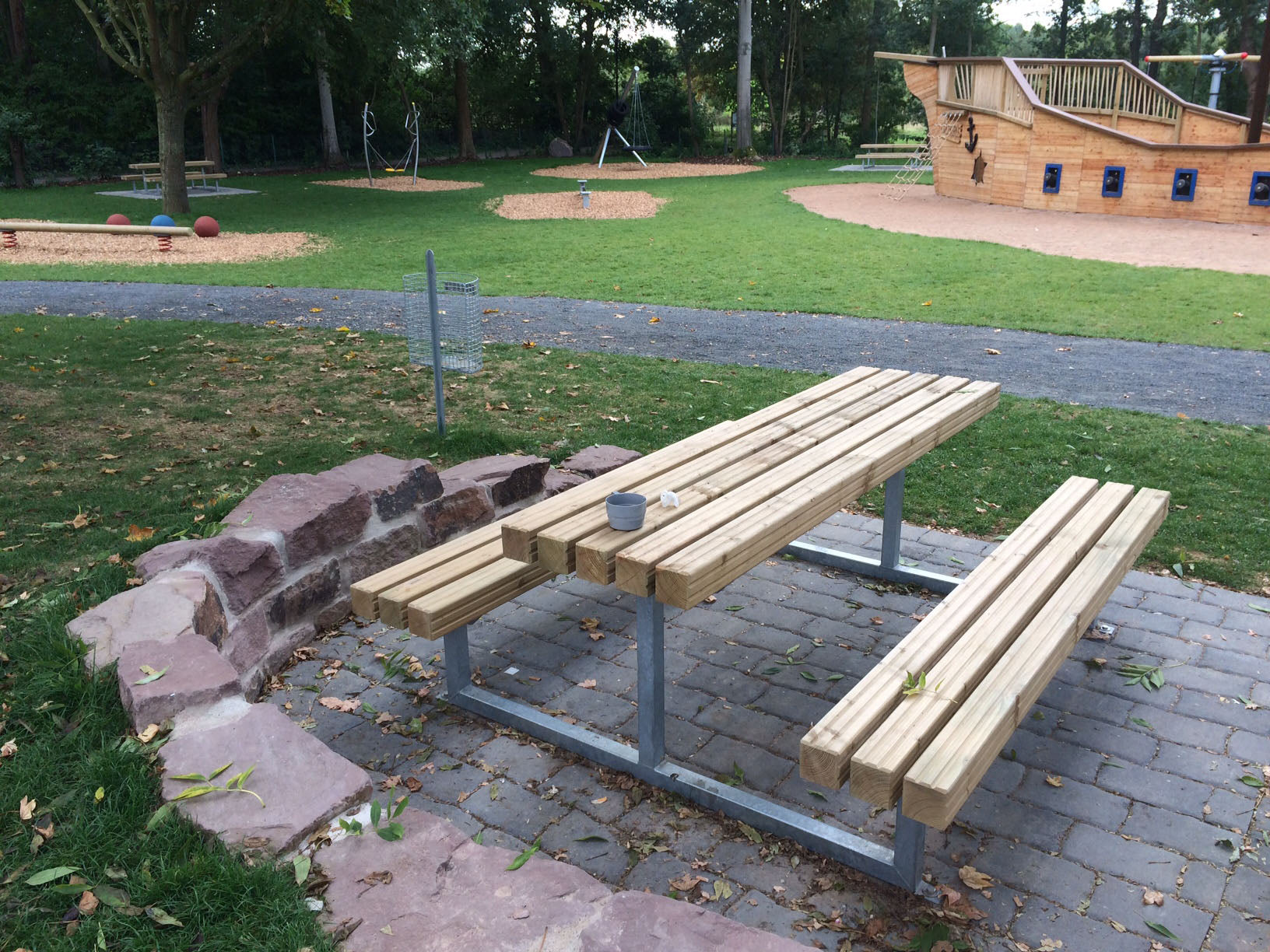 Robuste Picknickbank mit Tisch auf einem Spielplatz