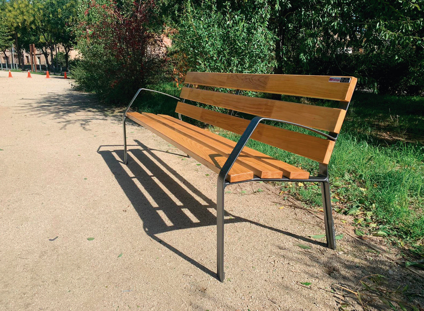 Klassische Parkbank aus Holz mit Armlehnen aus Metall