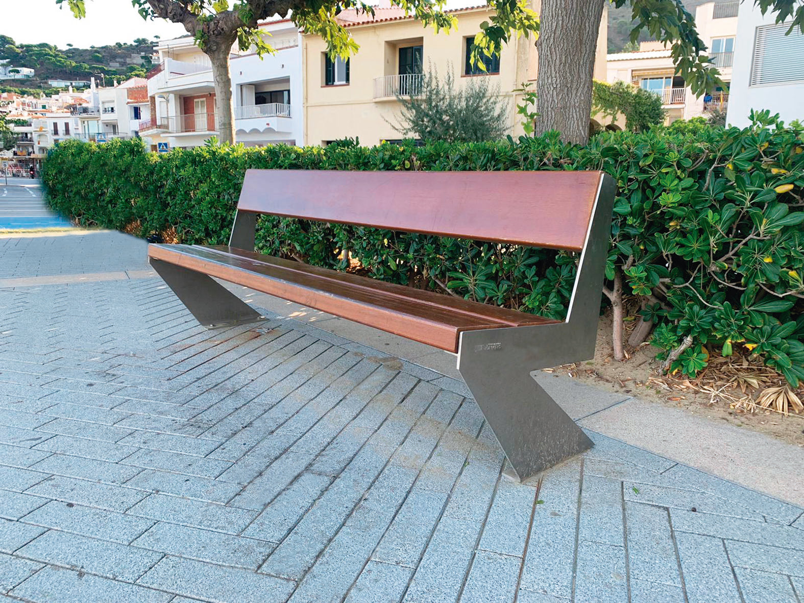 Elegante Parkbank aus Holz mit schrägem Metallstandfuß und Rückenlehne