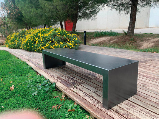 Graue Metallparkbank Frieda Gris mit glatter Oberfläche zum sitzen von beiden Seiten