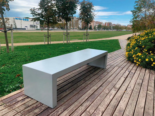 Silberne Metallbank Frieda Blanco für den Park und die Innenstadt ohne Rückenlehne