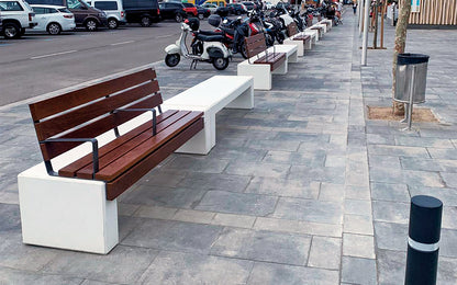 Moderne Betonbank Frieda Plus mit Sitzfläche aus Holz und Rückenlehne