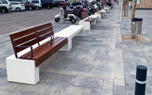Moderne Betonbank Frieda Plus mit Sitzfläche aus Holz und Rückenlehne